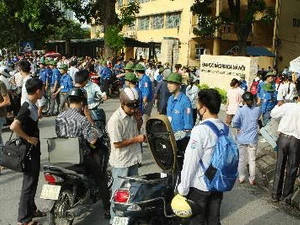 Thí sinh đến làm thủ tục tại Hội đồng thi Trường Đại học Bách khoa Hà Nội. (Ảnh: Minh Quyết/TTXVN)