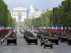 Các xe bọc thép trong lễ diễu binh. (Ảnh: AFP/TTXVN)