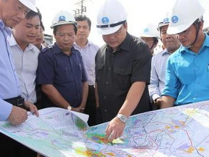 Phó Thủ tướng Hoàng Trung Hải xem bản đồ quy hoạch dự án. (Ảnh: Lê Tuấn/TTXVN) 