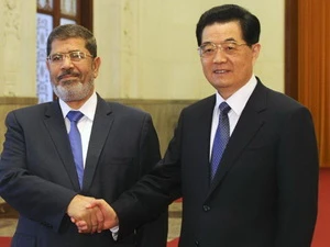 Chủ tịch Trung Quốc Hồ Cẩm Đào và Tổng thống Ai Cập Mohamed Mursi. (Nguồn: xinhuanet)