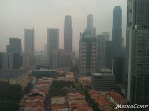 Cả thành phố Singapore như chìm trong màn sương mờ. (Nguồn: MediaCorp)