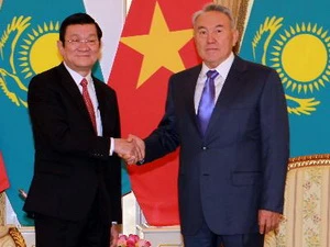 Tổng thống Nursultan Nazarbayev đón Chủ tịch nước Trương Tấn Sang tại Dinh Tổng thống. (Ảnh: Nguyễn Khang/TTXVN)