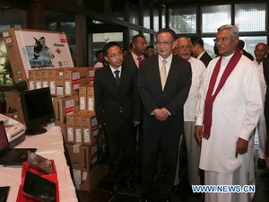 Chủ tịch Quốc hội Trung Quốc Ngô Bang Quốc (giữa) trong chuyến thăm Sri Lanka. (Nguồn: Xinhuanet)