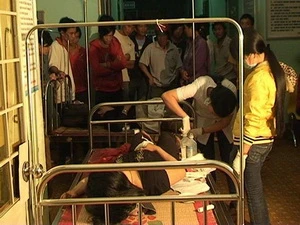 Nhân viên y tế bệnh viện Đa khoa huyện Ea H’leo đang cứu chữa người bị nạn. (Nguồn: Dân Việt)