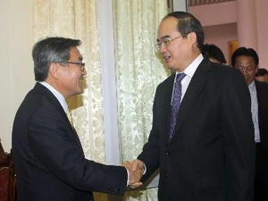 Phó Thủ tướng Nguyễn Thiện Nhân tiếp ông Kil Choo Moon. (Ảnh: Trọng Đức/TTXVN)