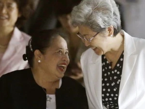 Thứ trưởng Ngoại giao Philippines Erlinda F. Basilio và người đồng cấp Phó Oánh tại Manila. (Nguồn: voanews.com)