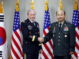 Chủ tịch Hội đồng Tham mưu trưởng liên quân Mỹ Martin Dempsey và người đồng cấp Hàn Quốc Jung Seung-jo. (Ảnh: AP)