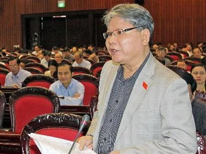 Đại biểu Quốc hội tỉnh Quảng Bình, Bộ trưởng Bộ Tư pháp Hà Hùng Cường phát biểu ý kiến. (Ảnh: An Đăng/TTXVN)