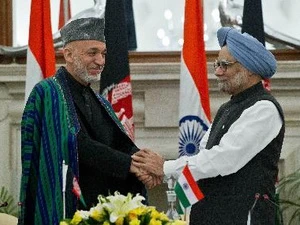 Thủ tướng Ấn Độ Manmohan Singh (phải) và Tổng thống Afghanistan Hamid Karzai. (Nguồn: AFP/TTXVN) 