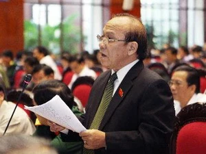 Đại biểu Quốc hội tỉnh Quảng Ngãi Mã Điền Cư phát biểu ý kiến. (Ảnh: Nguyễn Dân/TTXVN)