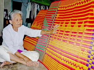Bà Ngô Thị Pho, một thợ dệt dân tộc Khmer lão luyện trong nghề. (Nguồn: baocantho.com.vn)