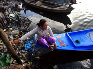 Mỗi ngày có hàng chục tấn rác bị vứt xuống sông. (Nguồn: Dân Việt)