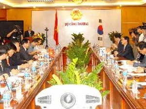 Cuộc họp khởi động đàm phán FTA Việt Nam và Hàn Quốc ngày 6/8. (Ảnh: Quang Quyết/TTXVN)