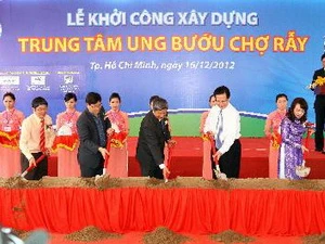 Thủ tướng Nguyễn Tấn Dũng đến dự lễ khởi công. (Ảnh: Thanh Vũ/TTXVN)