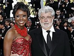Đạo diễn George Lucas và vị hôn thê Mellody Hobson. (Nguồn: AP)
