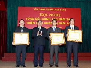 Thường trực Ban Bí thư Lê Hồng Anh trao Huân chương Lao Động và Bằng khen của Thủ tướng Chính phủ cho các cá nhân xuất sắc. (Ảnh: Nguyễn Dân/TTXVN)