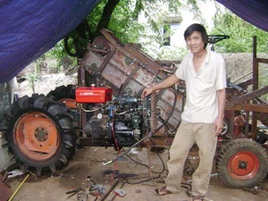 Ông Đoàn Quang Phong bên chiếc máy thu hoạch cây mía. (Nguồn: baoninhthuan.com.vn)