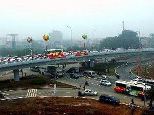 Cầu vượt nút giao Nam Hồng trong ngày thông xe. (Ảnh: Huy Hùng/TTXVN)