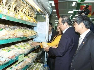 Phó Thủ tướng Nguyễn Thiện Nhân kiểm tra điểm bán “Gà đồi Yên Thế” tại Haprofood, Hà Nội. (Ảnh: An Đăng/TTXVN)