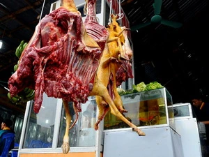 Dọc lối lên Thiên Trù từ bến đò suối Yến, một loạt con thú bị xẻ thịt treo bán tại các nhà hàng ăn uống. (Nguồn: VnExpress)