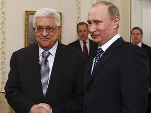 Tổng thống Nga Vladimir Putin (phải) và Tổng thống Palestin Mahmoud Abbas (trái). (Ảnh: AFP/TTXVN)