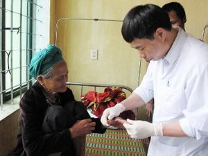 Khám cho bệnh nhân mắc bệnh Hội chứng viên da dày sừng bàn tay, bàn chân. (Ảnh: Nguyễn Đăng Lâm/TTXVN)