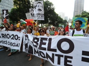Một cuộc biểu tình chống lại việc xây nhà máy thủy điện Belo Monte, tại Rio de Janeiro ngày 18/6/2012. (Ảnh: AFP)