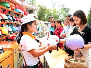 Đông đảo nhân dân tại Hà Nội tham gia đổi mũ bảo hiểm đạt chuẩn đợt 2. (Ảnh: Quang Quyết/TTXVN)