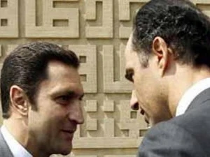 Alaa (phải) and Gamal Mubarak. (Ảnh: alarabiya.net)