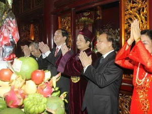 Phó Thủ tướng Nguyễn Xuân Phúc và các đại biểu dâng hương tại Đền Thượng. (Ảnh: Thanh Tùng/TTXVN)