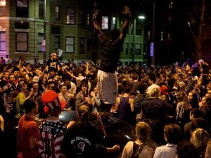 Người dân Boston vui mừng sau khi cảnh sát thông báo nghi can khủng bố số 2 trong vụ đánh bom bị bắt giữ. (Ảnh: AFP/TTXVN)