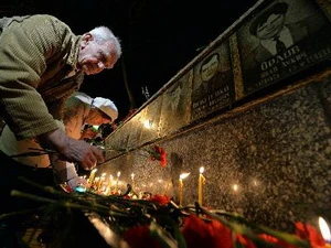 Người dân Ukraine thắp nến, đặt hoa tưởng niệm các nạn nhân Chernobyl tại Slavutich, cách nơi xảy ra tai nạn khoảng 50km. (Ảnh: AFP/TTXVN)