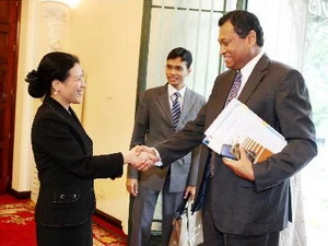 Thứ trưởng Bộ Ngoại giao Nguyễn Phương Nga tiếp và làm việc với ông Karunatilaka Amunugama, Bí thư Đối ngoại, Bộ Ngoại giao Sri Lanka. (Ảnh: Lâm Khánh/TTXVN)