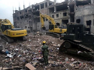 Đống đổ nát của nhà máy may ở Dhaka, ngày 12/5. (Ảnh: AFP/TTXVN)