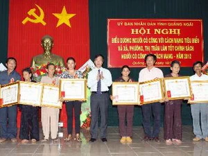 Truy tặng Danh hiệu Nhà nước “Bà mẹ Việt Nam anh hùng” cho 16 mẹ ở Quảng Ngãi năm 2012. (Ảnh: Thanh Long/TTXVN)