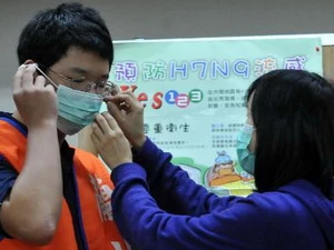 Học sinh ở Đài Loan, Trung Quốc đeo khẩu trang phòng ngừa cúm ngày 1/5. (Ảnh: AFP/TTXVN)