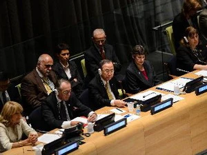 Tổng thư ký LHQ Ban Ki-moon (giữa) tại lễ ký. (Ảnh: THX/TTXVN)