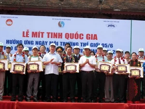 Phó Thủ tưóng Nguyễn Thiện Nhân và Bộ trưởng Nguyễn Minh Quang Trao Giải thưởng môi trường Việt Nam năm 2013. (Ảnh: Quốc Việt/TTXVN)