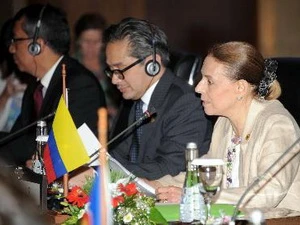 Thứ trưởng Ngoại giao Colombia Monica Lanzetta (phải) và Ngoại trưởng Indonesia Marty Natalegawa tham dự hội nghị ngày 13/6. (Ảnh: AFP/TTXVN)