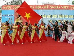 Tiết mục biểu diễn văn nghệ chào mừng của Đoàn nghệ thuật quần chúng huyện Hướng Hóa. (Ảnh: Hồ Cầu/TTXVN)