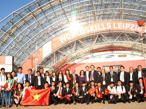 Đoàn thí sinh Việt Nam chụp ảnh lưu niệm trước lễ bế mạc cuộc thi. (Ảnh: Thanh Hải/Vietnam+)