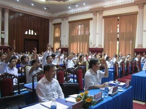 Các đại biểu tiến hành biểu quyết thông qua các Nghị quyết. (Ảnh: hoabinh.gov.vn)