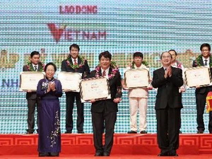 Phó Chủ tịch nước Nguyễn Thị Doan và Phó Thủ tướng Nguyễn Thiện Nhân trao kỷ niệm chương cho đại diện các tập thể được tôn vinh. (Ảnh: Lâm Khánh/TTXVN)