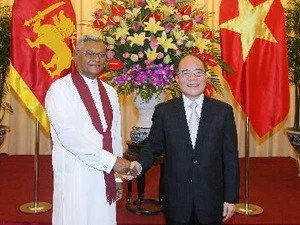Chủ tịch Quốc hội Nguyễn Sinh Hùng đón Chủ tịch Quốc hội Sri Lanka Chamal Rajapaksa. (Ảnh: Nhan Sáng/TTXVN)