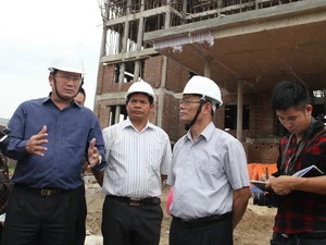 Bộ trưởng Bộ Xây dựng Trình Đình Dũng tại chuyến kiểm tra thực tế. (Ảnh: Thu Hằng/Vietnam+)