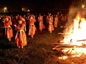 Lễ hội nhảy lửa của người Pà Thẻn ở huyện Bắc Quang và huyện Quang Bình, Hà Giang. (Ảnh: TTXVN)