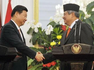 Chủ tịch Trung Quốc Tập Cận Bình (trái) bắt tay với Tổng thống Indonesia (phải) sau cuộc họp báo chung. (Ảnh: AFP/TTXVN)