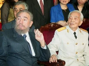 Chủ tịch Cuba Fidel Castro đến thăm Đại tướng Võ Nguyên Giáp tại tư dinh của Đại tướng ở Hà Nội. (Ảnh: Nhan Sáng/TTXVN)