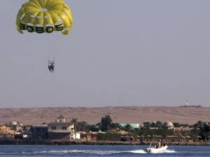 Khách du lịch chơi dù biển gần đảo Giftun trong Hurghada, cách thủ đô Cairo khoảng 464km. (Ảnh: Reuters)