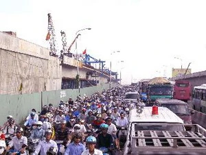 Kẹt xe trên cầu Sài Gòn đoạn từ quận 2 qua quận Bình Thạnh. (Ảnh: Hoàng Hải/TTXVN)